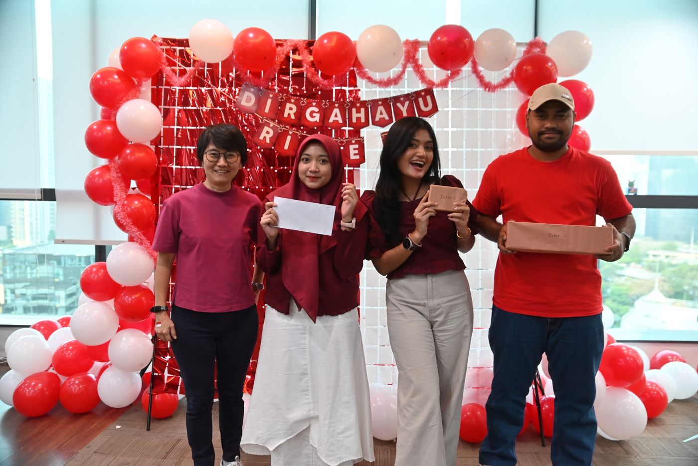Prize winners posing in front of the Dirgahayu RI balloon arch